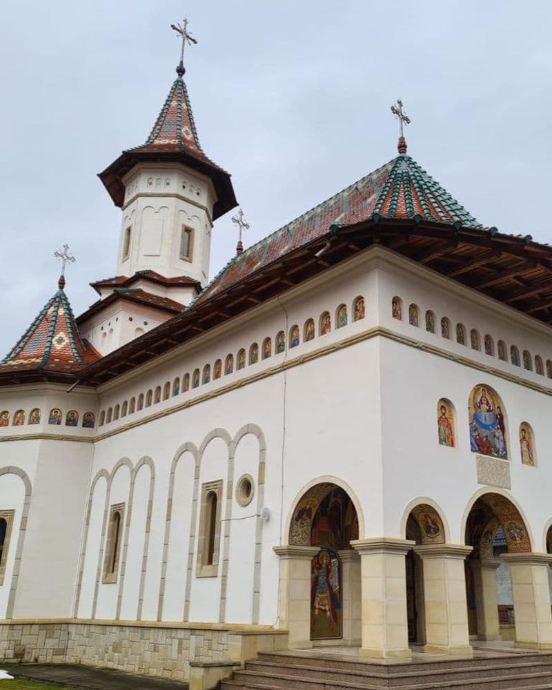 BISERICA „IZVORUL TĂMĂDUIRII”